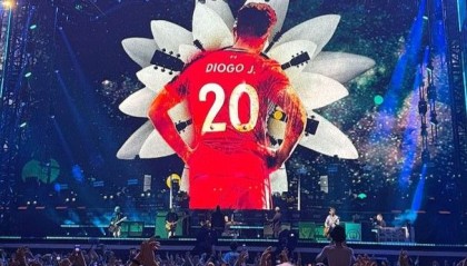 歌声致敬!英国绿洲乐队巡演现场和观众悼念若塔去世